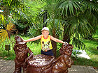 Парк Ривьера - фото - Глеб с памятником гномам