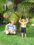 Парк Ривьера - фото - Глеб с Ваней под пальмой