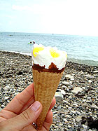 Вишневка - фото - мороженое на фоне моря