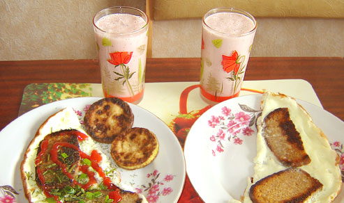 веселый завтрак — энергетический коктейль, жареный хлеб с яйцами, кетчупом и зеленью и еще жареные кабачки
