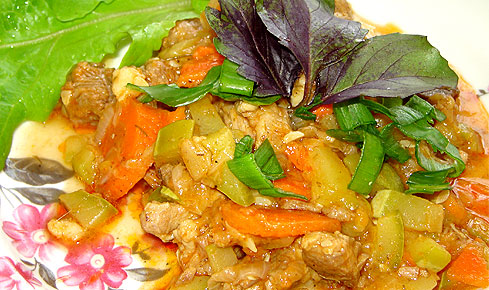 продукты для диеты Дюкана — тушеное мясо с кабачками, базилик, зеленый лук и салат