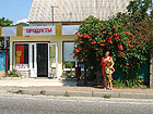 отдых в Вишневке - продуктовый магазин по пути на пляж мимо почты