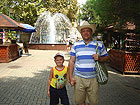 Парк Ривьера - фото - Глеб и Ваня у фонтана