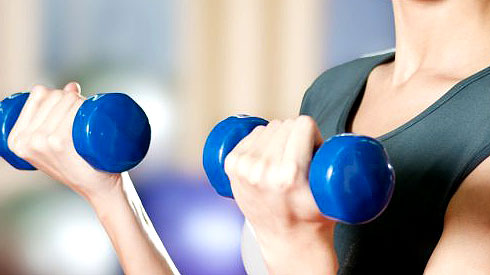 упражнения для упругости груди - комплекс упражнений с гантелями